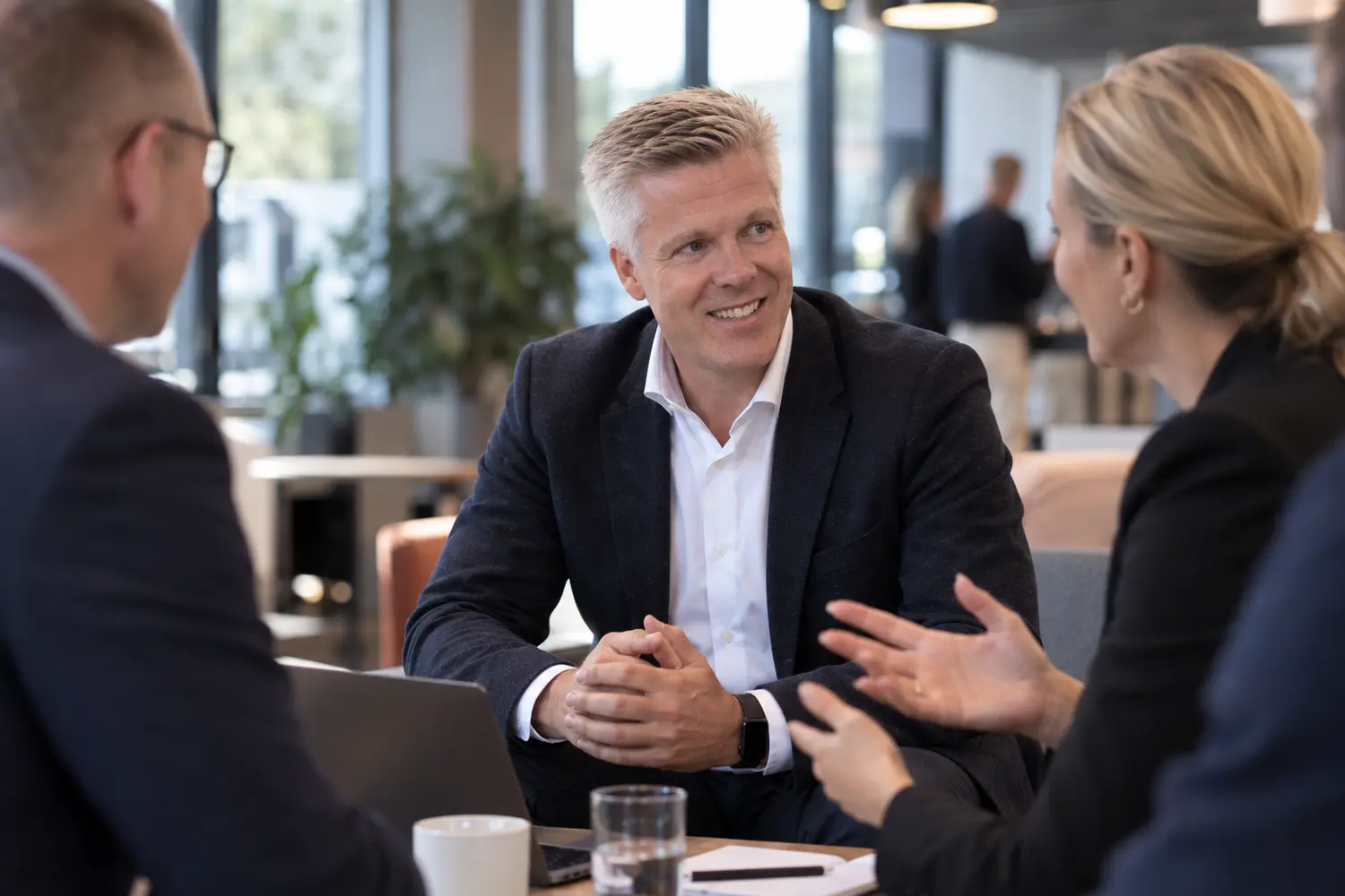 Peter Brandt-Clausen lytter i en samtale med to kolleger